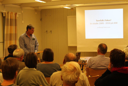 Bengt Petersson visar bilder p&aring; tornfalkarna vid AAK. Foto: Ulf Oscarsson
